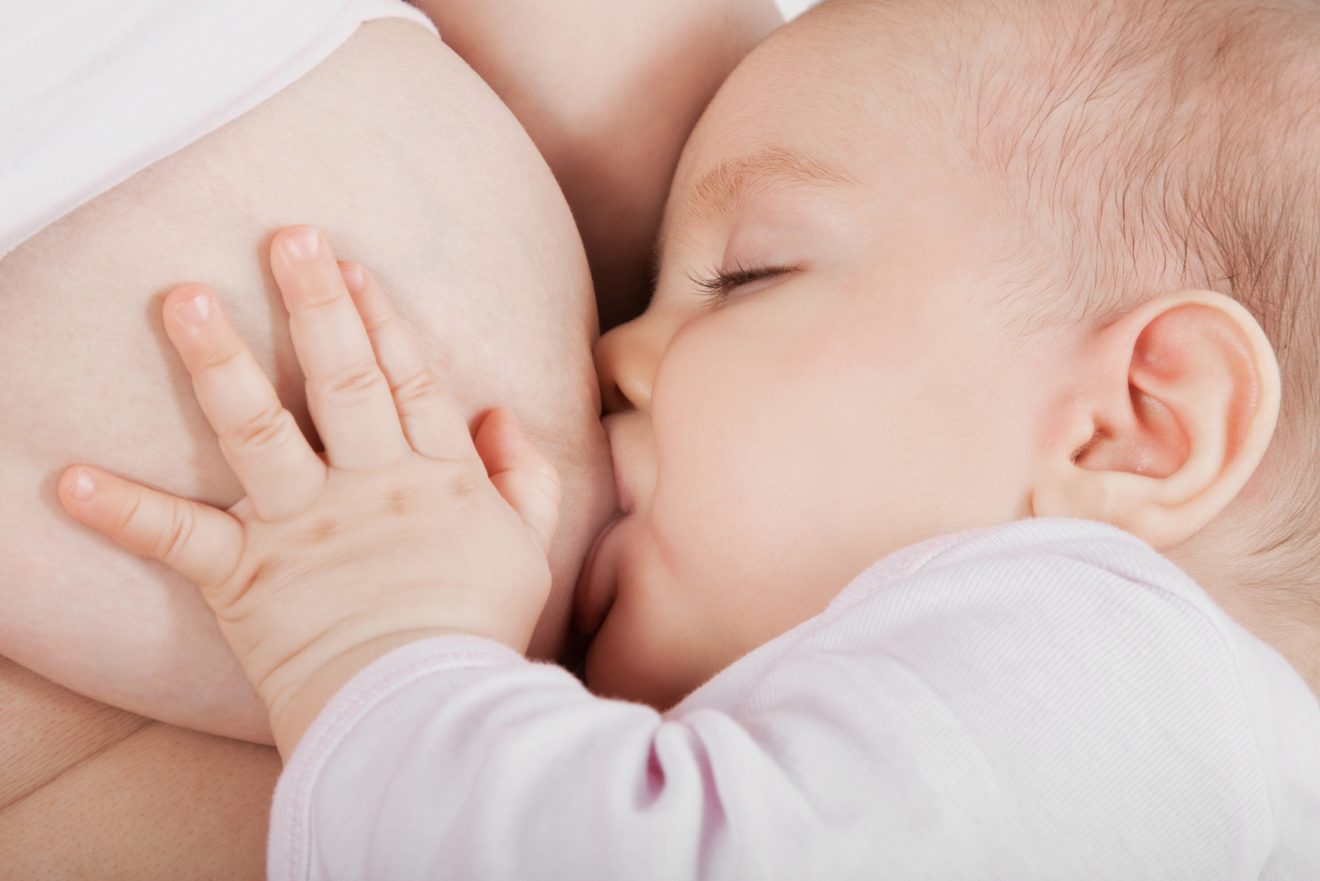 Un estudio descubre que dar el pecho a los bebés mientras se administran las vacunas disminuye el dolor